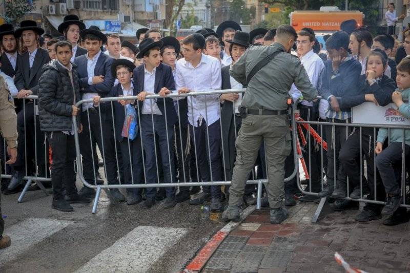 אריאל סר