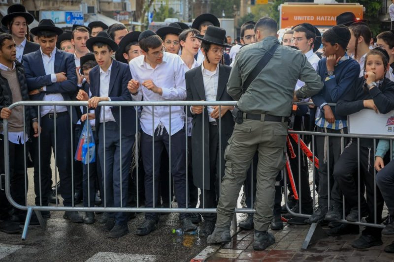 אריאל סר