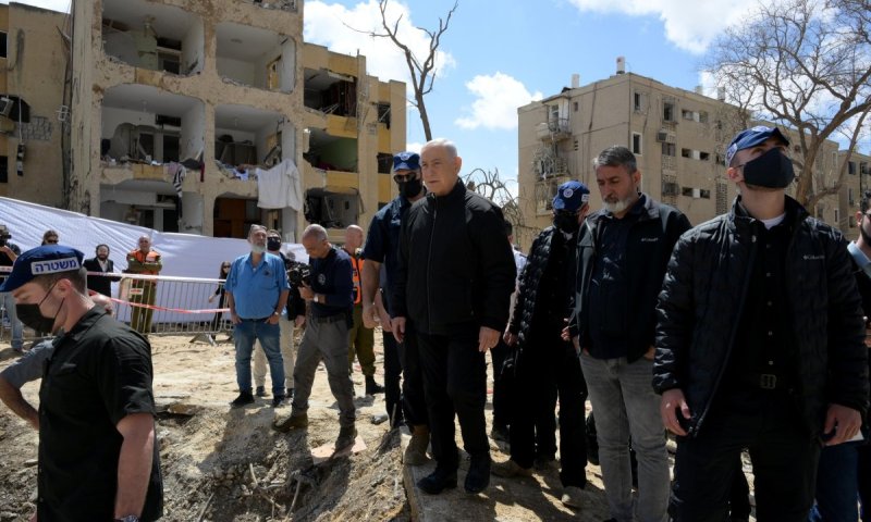 נתניהו בזירת הנפילה בערד: "כל העם חזית, קרה פה נס, אף אחד לא נהרג"