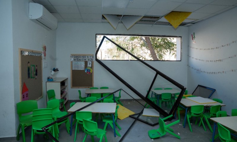 ממדי ההרס נחשפים: הטיל פגע במתחם גני הילדים בערד; "היה יכול להיות אסון לאומי"