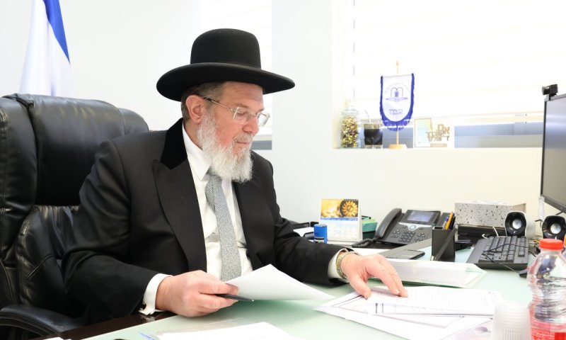 מי פטור מהצום ומתי עדיף להימנע מבית הכנסת? המדריך של הרב הראשי ליום הכיפורים