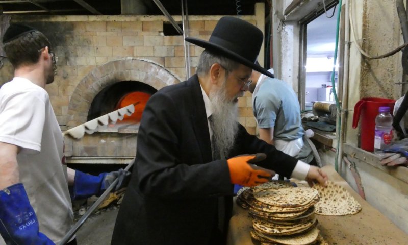 אפיית מצות ה'חבורה' של הפוסק הגר"ש לוי | גלריה