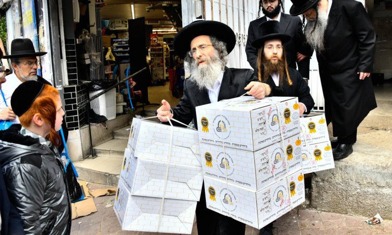 צפו בתיעוד: ר' מיילך יצא מהמאפייה וקופסאות המצות בידיו