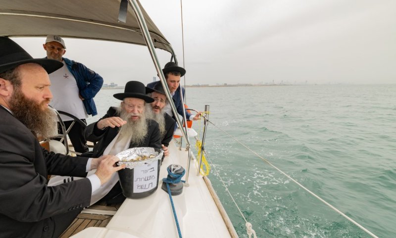 במרינה בהרצליה: הגאב"ד השליך מטבעות פרוטה חמורה לעומק הים