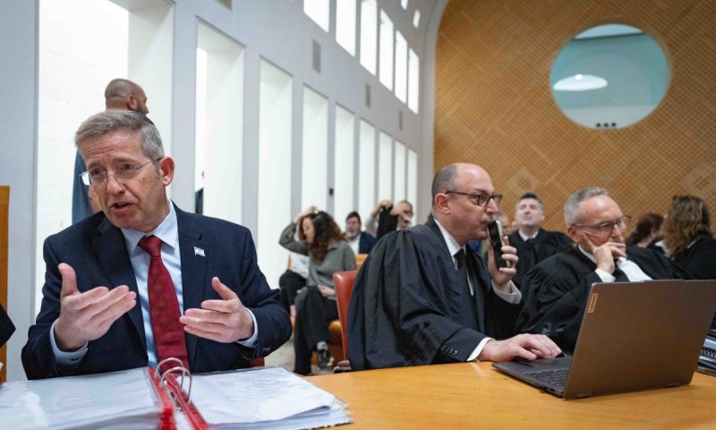 שינוי הגישה של העותרים והשופטים - כדי לעקוף את הממשלה ולכפות גיוס