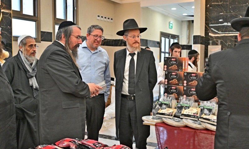 דמעות בעיני הגאב"ד: הסיור המרגש במרכז החלוקה של "לחמי מרדכי"