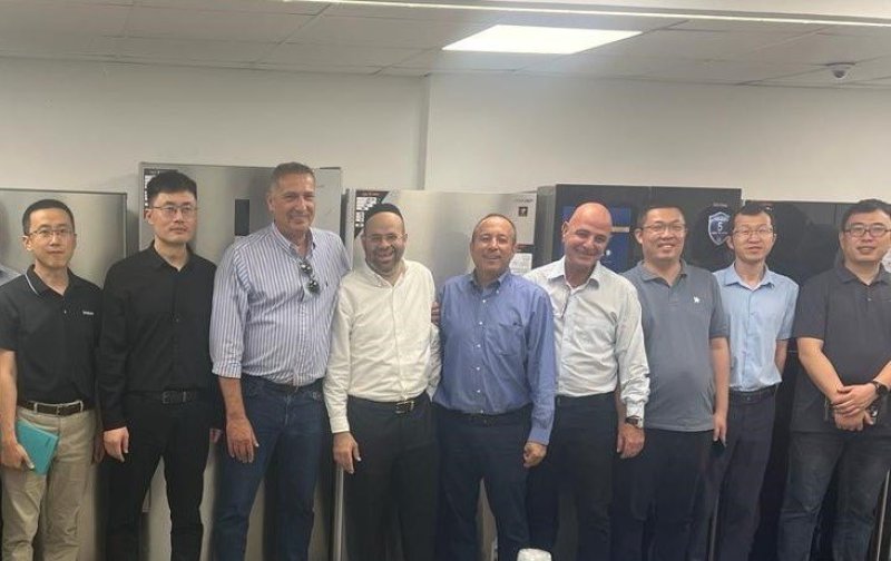 באדיבות המצלם