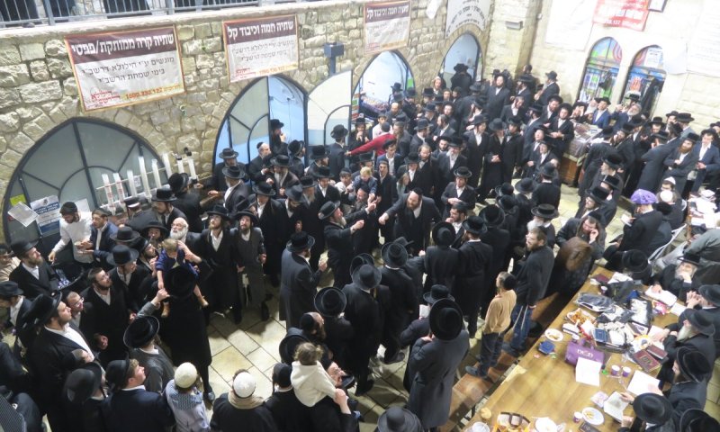 מאות צעדו במשך שעות בכבישים למירון, המשטרה הרחיקה אותם מהאזור