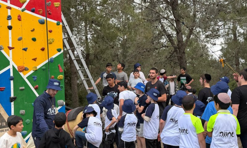 תיעוד: מסע ל"ג בעומר של תנועת 'אחווה' - כאלף בני נוער השתתפו בפעילות ביער עמינדב