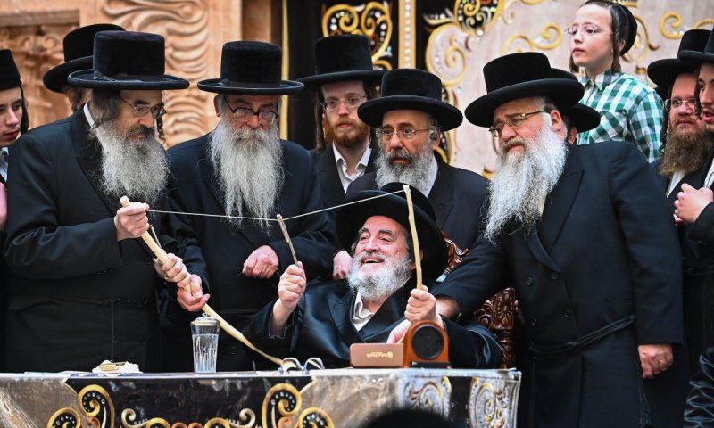  שנה לחזרה מלוס אנג'לס: מעמד ההדלקה ומנהג 'חץ וקשת' בחצר ויז'ניץ