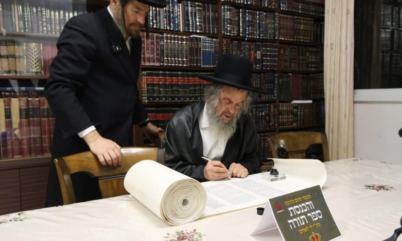 מרנן ורבנן גדולי ישראל שליט״א כתבו אותיות בספר התורה שעליו תיערך הגרלת הענק של ׳יד לאחים׳