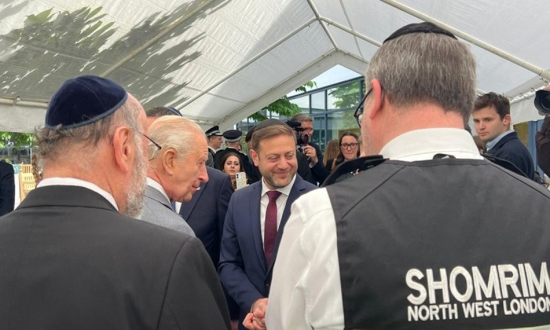 אחרי פיגוע הדקירה: המלך צ'ארלס הגיע לגולדרס גרין