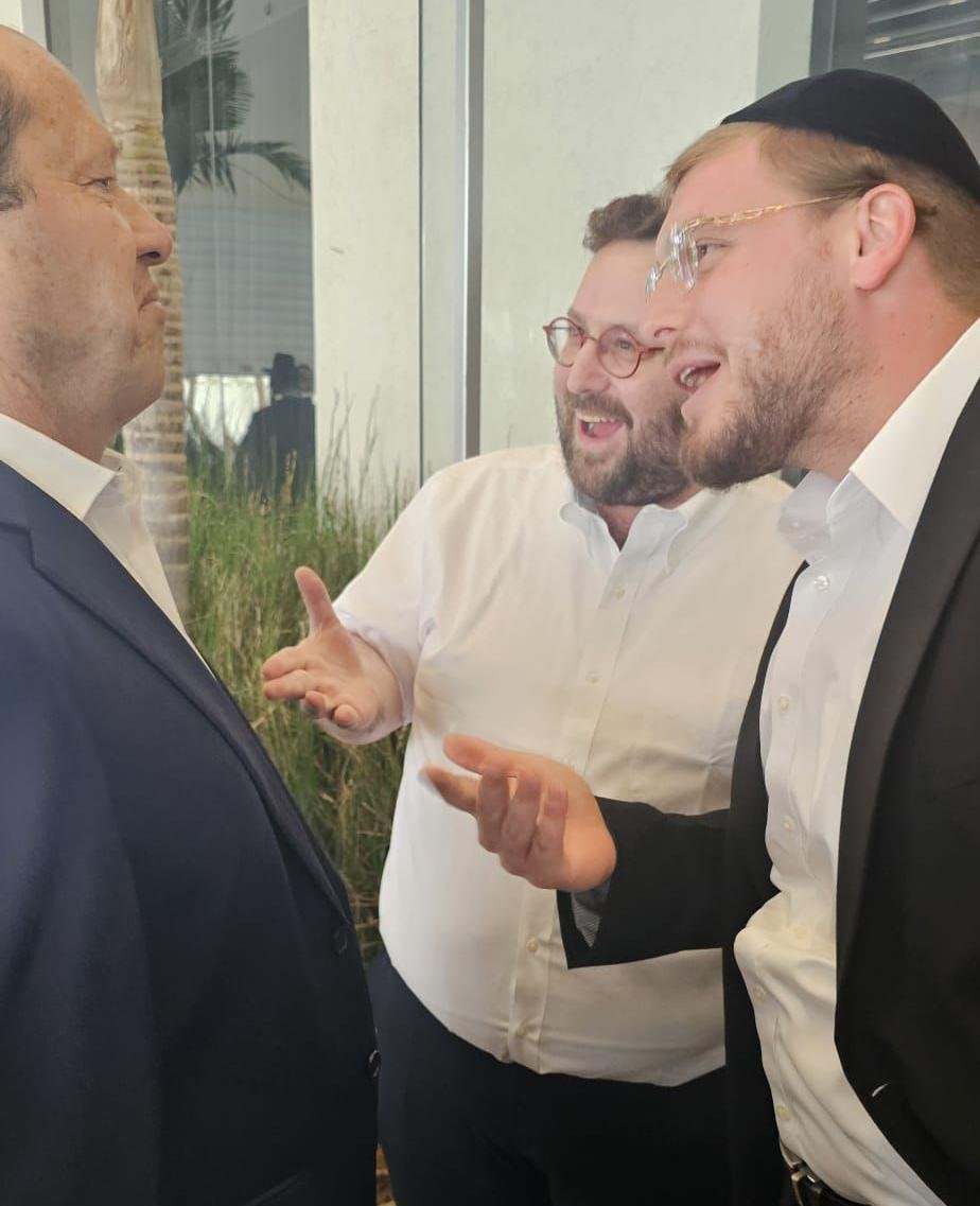 באדיבות המצלם