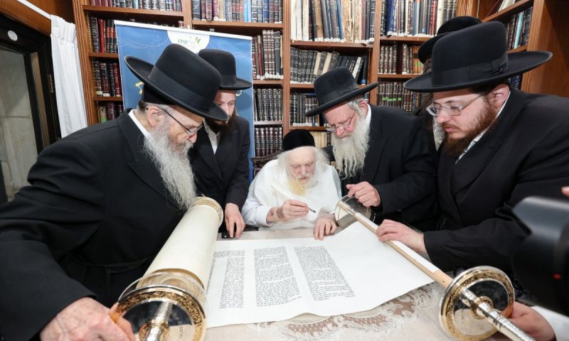 גדולי ישראל בכתיבת אותיות לספר התורה לעילוי נשמת חזקי פרקל ז"ל