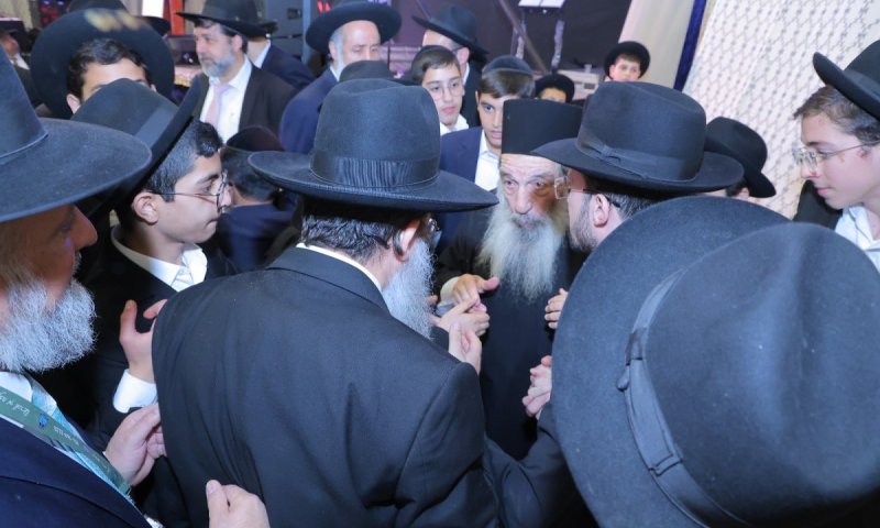 סיומי מסכתות והכנה למתן תורה: גדולי ישראל פצחו בשירה עם תלמידי 'פרי תואר'