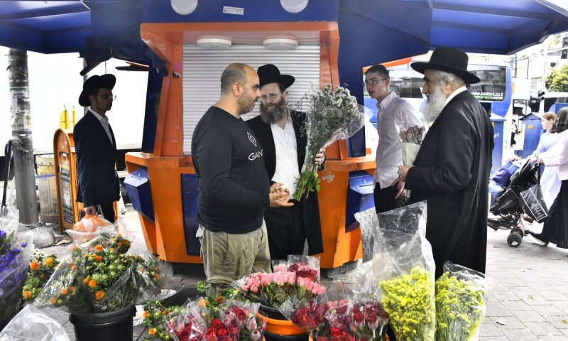 ערב חג השבועות בבני ברק: קונים פרחים ובתי כנסת מקושטים