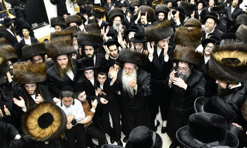 גדולי האדמו"רים נהרו להכנסת ספר התורה בסקולען בני ברק