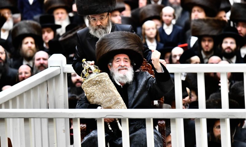 אש קודש בקרית ויז'ניץ: הכנסת ספר תורה היסטורי וחג מרומם בצל האדמו"ר