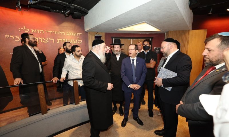 נשיא המדינה בבית מרן החזון איש: ביקור מיוחד במרכז "חזון לדורות" בבני ברק