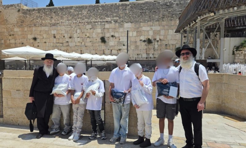 יד לאחים ערך בכותל המערבי בר מצווה מרגשת  ל-8 נערים שחולצו בחודשים האחרונים מכפרים ערביים 