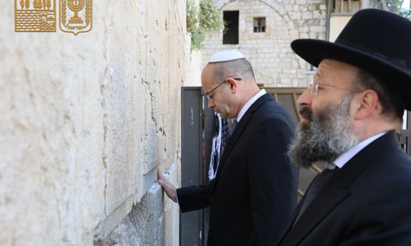 ראש המוסד החדש בביקור הראשון בכותל המערבי: "נצח ישראל לא ישקר!"