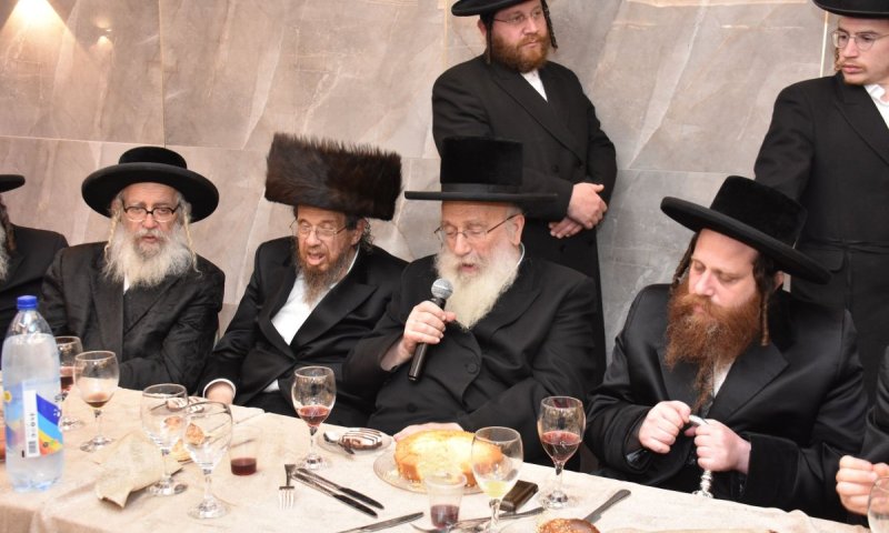 שמחת שבע ברכות מרכזית: אדמו"רים ורבנים אצל הגר"מ נחשוני