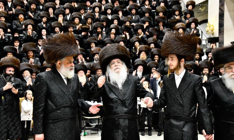 צפו בתיעוד: חתונת נכדת האדמו"ר מדאראג עם החתן בן אחד החסידים