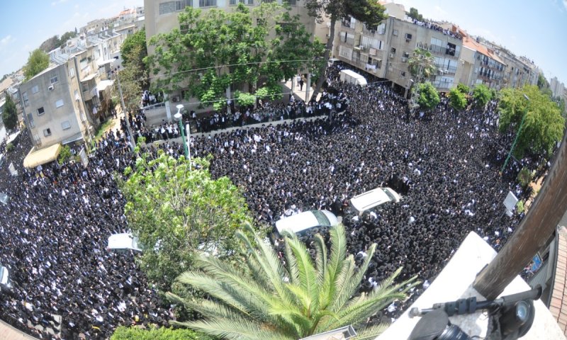 היום לפני 15 שנה: הרבבות השחירו את רחובות בני ברק בהלוויית אבי בני הישיבות