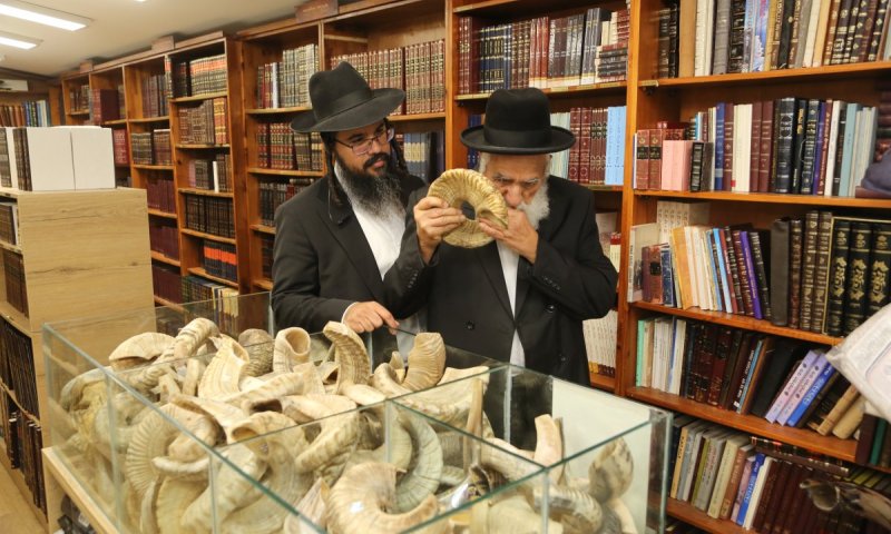 הגאב"ד הגר"ש סייר במרכז "נוסח תימן" והתפעל מ'הסידור המנגן'