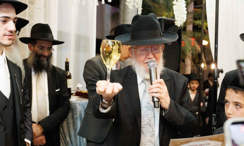 חתונה ב'כסא רחמים' והטיסה: הגר"צ מאזוז השיא נכדה והמריא לארה"ב