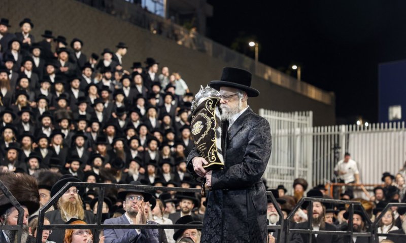 שמחה בסערט ויז'ניץ: משפ' רוטנר תרמה ספר תורה לע"נ המגיד שיעור