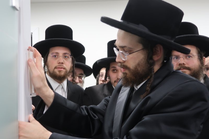 באדיבות המצלם