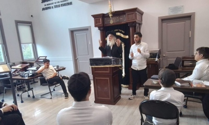עם תרגום לשפת הסימנים: בנו של הגר"מ שטרנבוך כבש את טורנטו