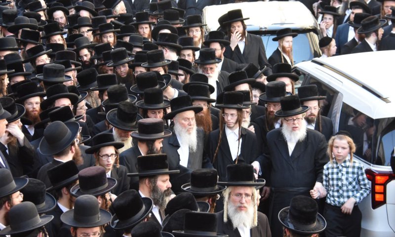 האבל ברוז'ין: תיעוד מהלווית הרה"צ רבי חיים דוב הלפרין זצ"ל