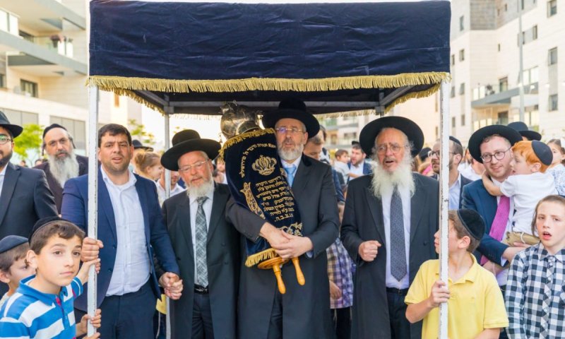 בכל מחיר: מעמד הכנסת ספר תורה לקהילה המאוחדת ברמת שלמה