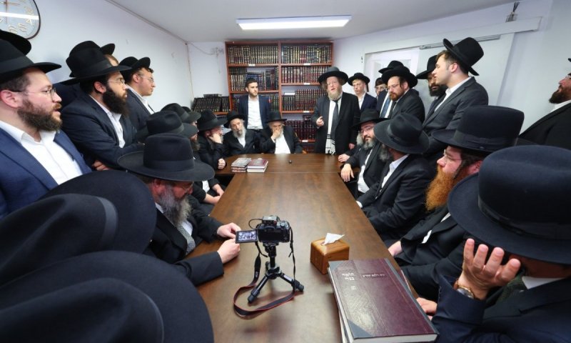 הלילה: מנהיג עולם התורה ימריא למסע בזק - ראשי כוללים נפרדו במעונו