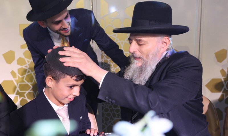 התרגשות בבר מצווה: כיפת הבבא סאלי הונחה על ראש החתן