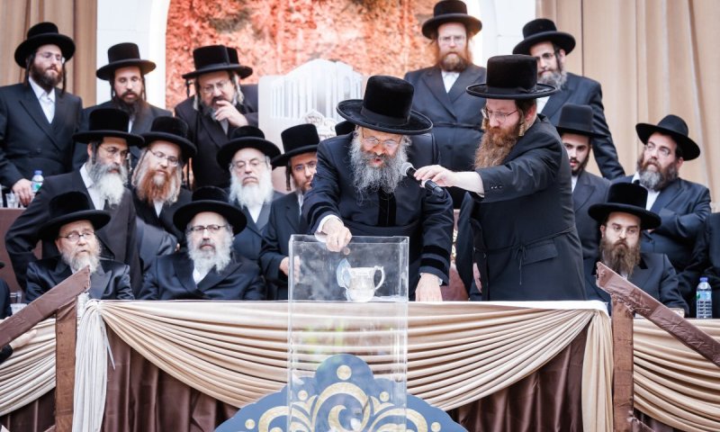 ימי הוד בלונדון: האדמו"ר מבאבוב - 45 יצק אבן פינה לביהמ"ד החדש