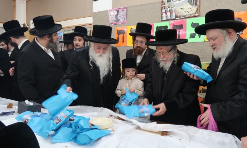 הילד ליקק דבש והאדמו"רים חילקו פקעלא'ך במעמד הכנסת הנין לת"ת מכנובקא בעלזא