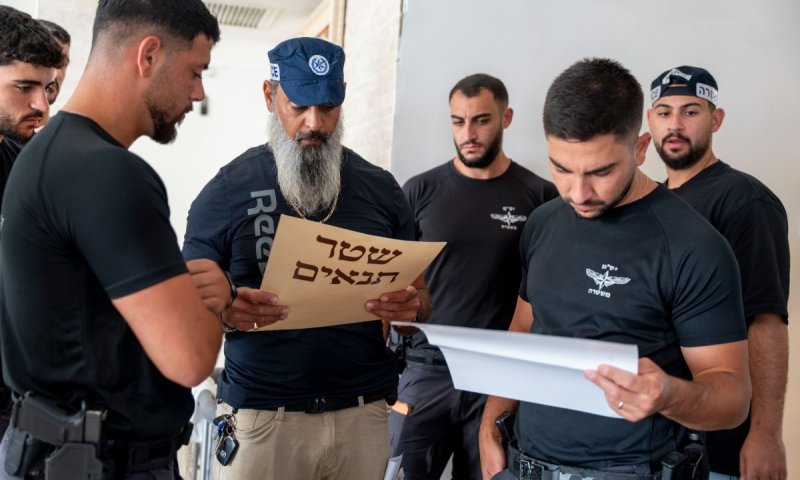 עשרות שוטרים פשטו על יעדים ביבניאל ועצרו חשודים בנישואי קטינים