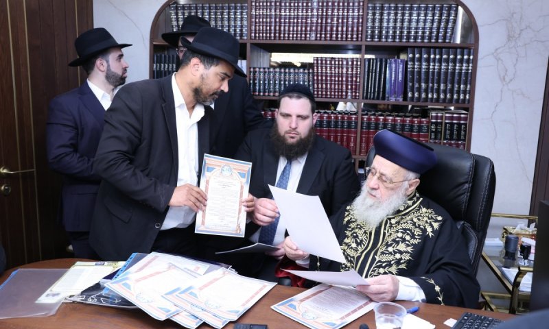 הראשון לציון הגר"י יוסף הסמיך עשרות סופרי הסת"ם במעונו | גלריה