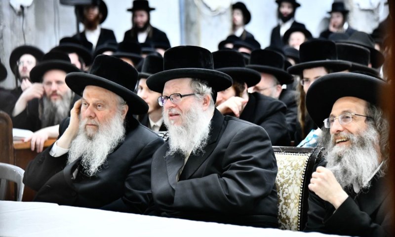 עצרת בחצר בוהוש במלאת השבעה לפטירת חתנו של האדמו"ר