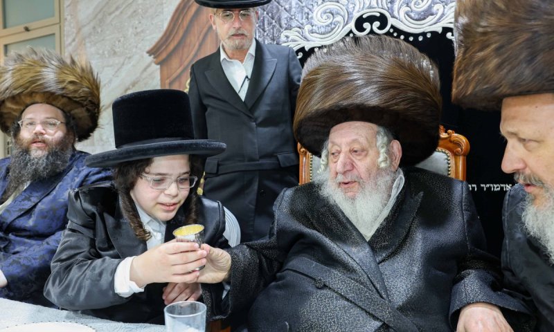 בר מצווה בטשאקווא: זקן האדמו"רים הגיע לבית שמש והעניק לנינו גביע