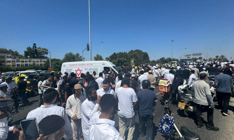 הלוויית רבי עמוס גואטה זצ"ל: אלפים מלווים ברגל בחום הכבד - כביש 2 נחסם