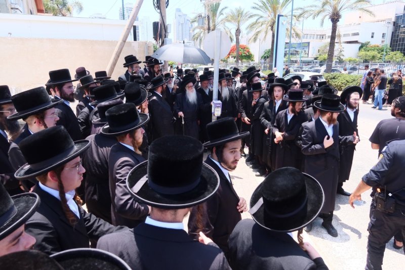 באדיבות המצלם