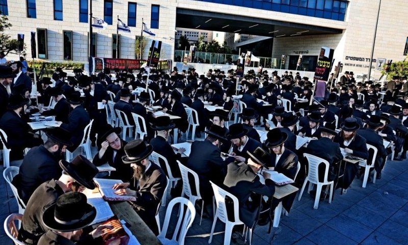 קידוש השם מול משרד היועמ"שית: מאות אברכי ויז'ניץ הפכו את הרחוב לבית מדרש