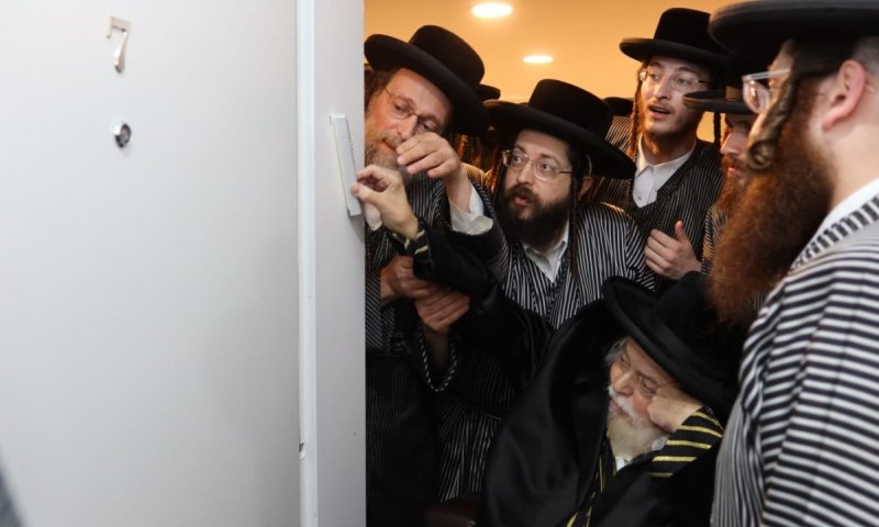 הכרת הטוב: האדמו"ר קבע מזוזה בבית מקורבו המסור