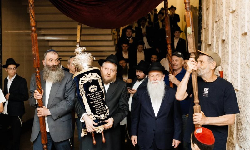 ערבות הדדית: קהילת דניפרו תרמה ספר תורה לקהילה בוויניצה