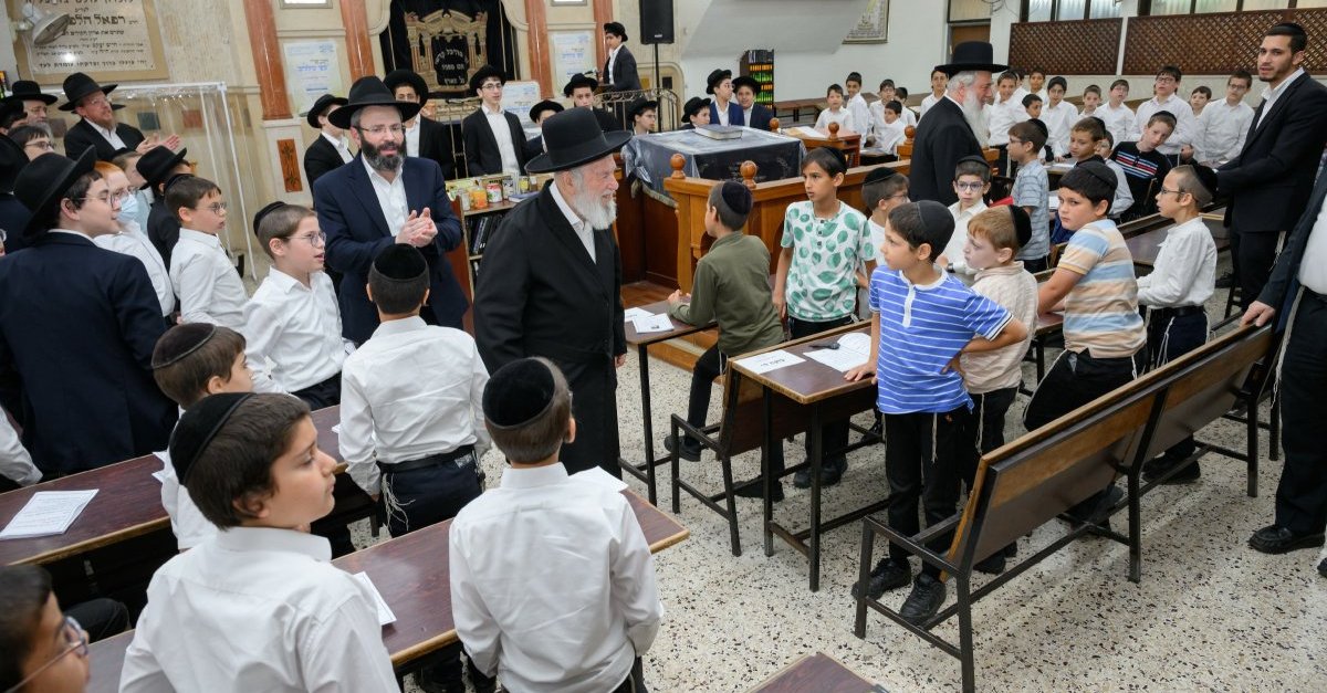 עמוד ההוראה למאות ילדי תשב”ר: „אתם יכולים להביא את המשיח” – בחדרי חרדים