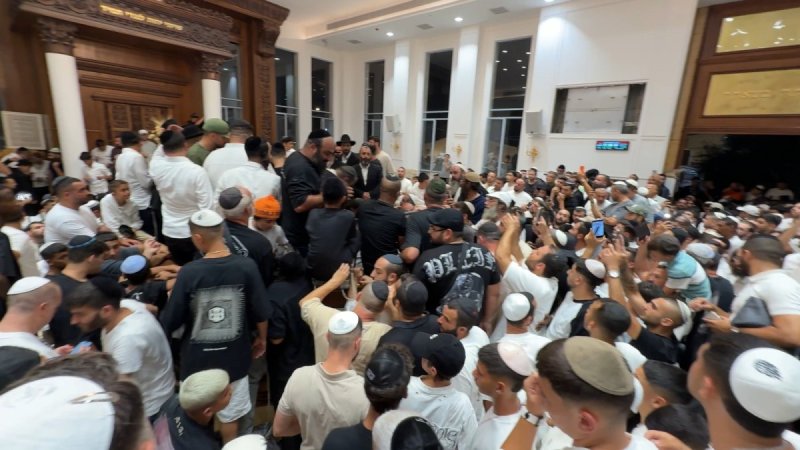 באדיבות המצלם